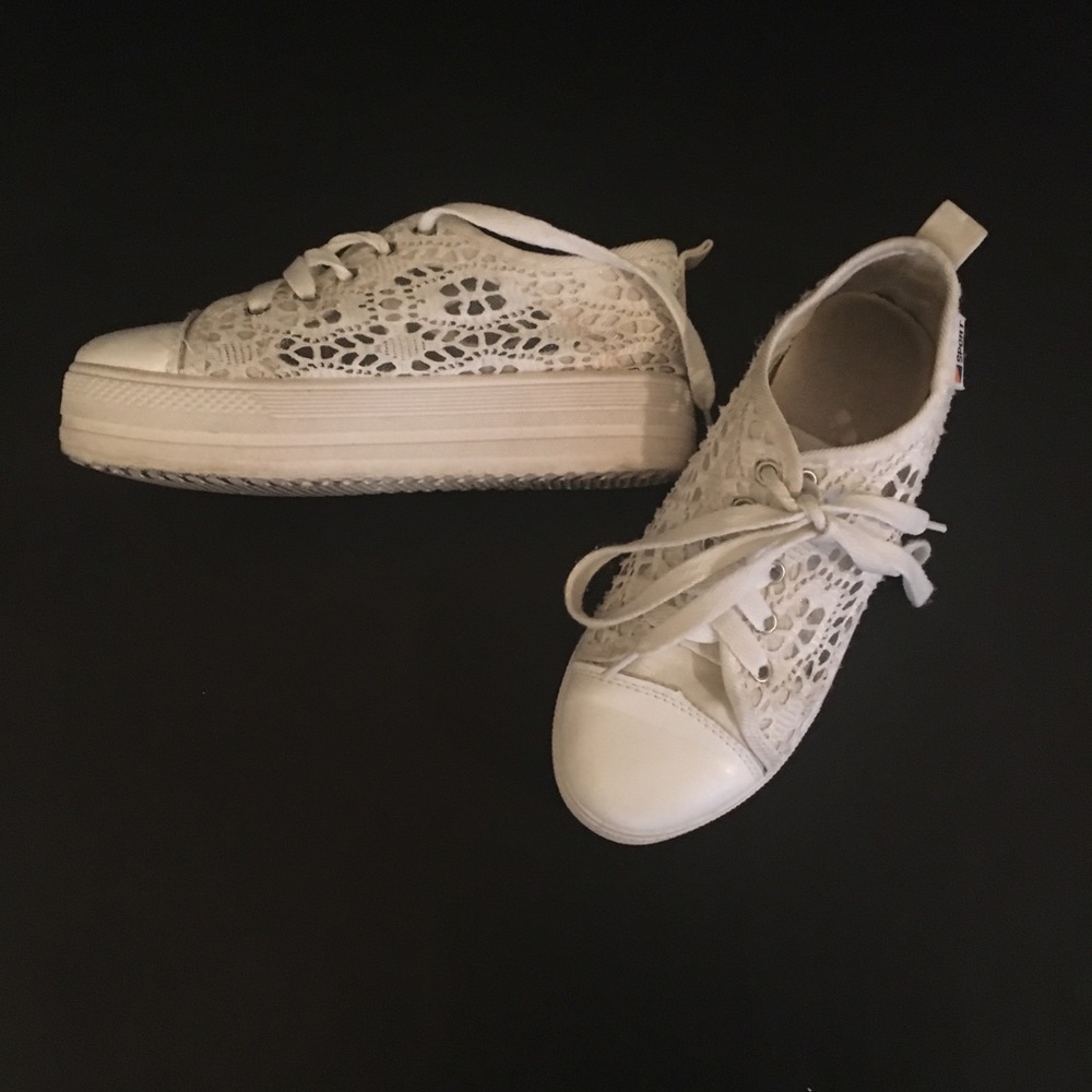 Lace platform shoes